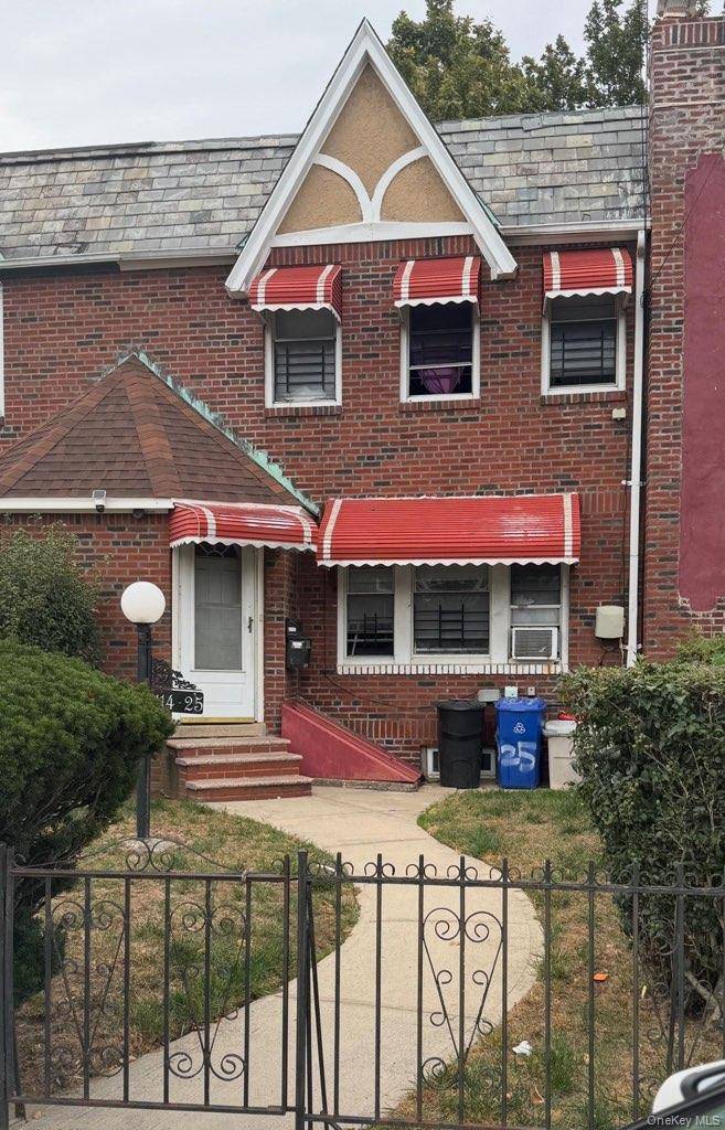 Great starter home in the heart of saint Albans perfectly priced to sell let's make a deal.