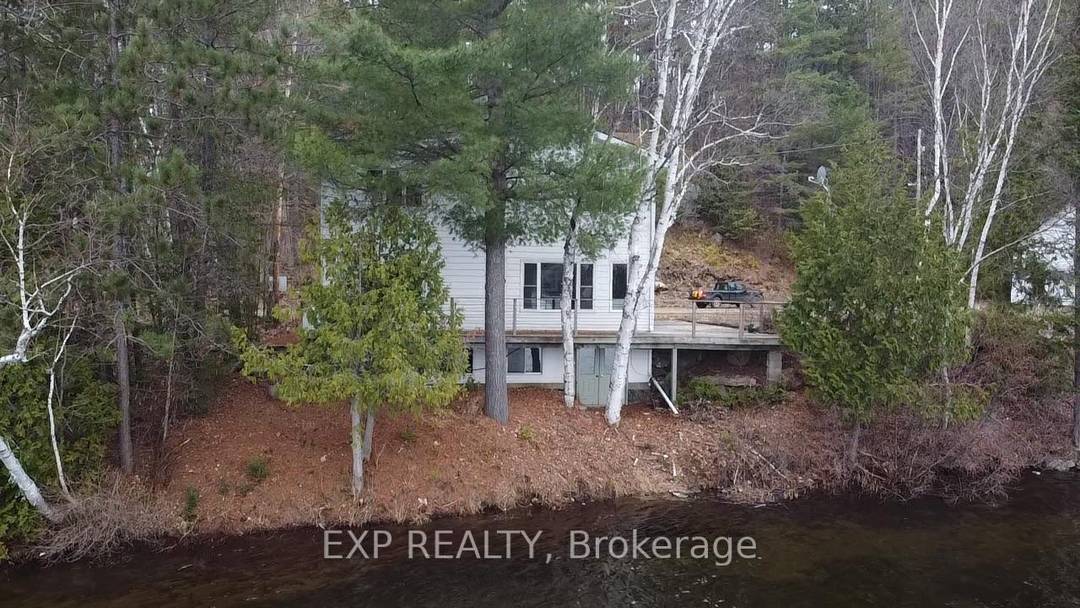 Welcome to 4 season waterfont lifeSTYLEThis 3 bedroom 2.
