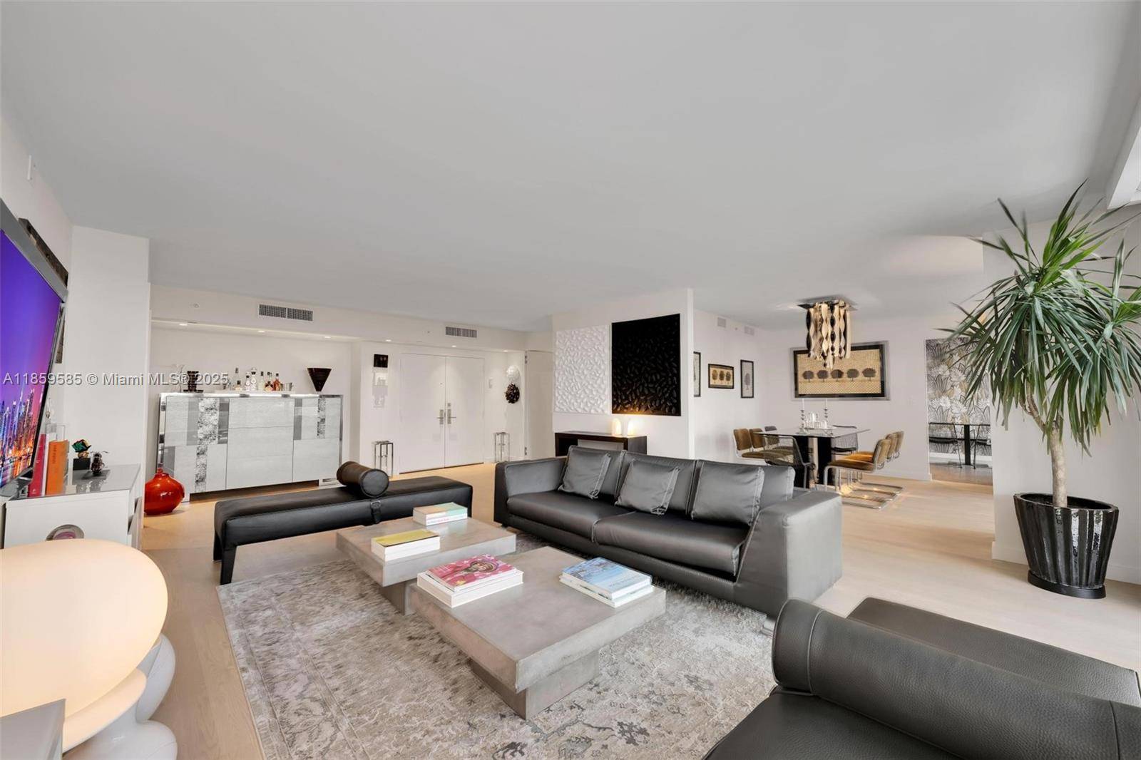 Beautifully renovated 14 line unit.