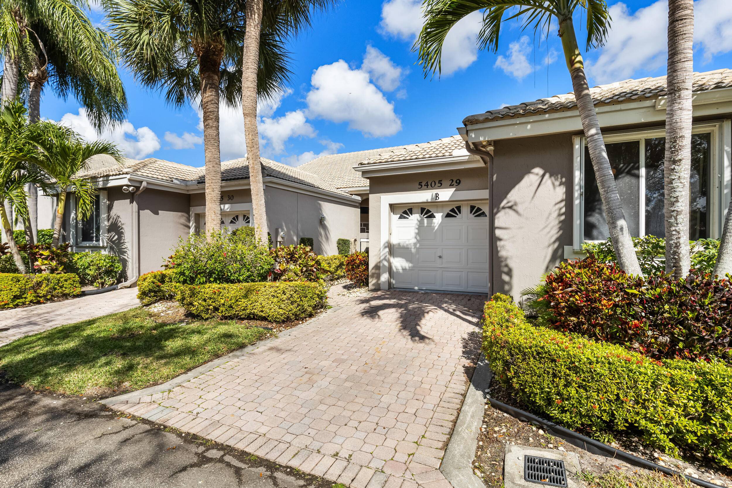 Experience the best of South Florida living in this stunning 3 bedroom, 2 bathroom luxury villa, nestled in the heart of Delray Beach and surrounded by premier country clubs.