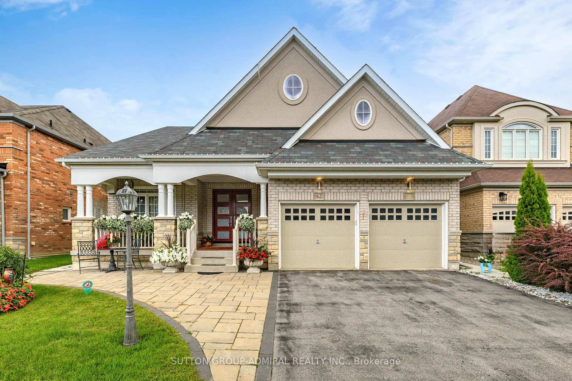 Gorgeous bungaloft on a 50 FT RAVINE lot in a quite cul de sac.