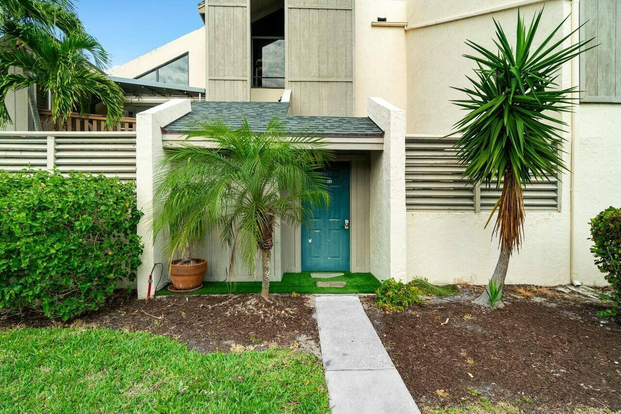 2018 Roof, 2017 HVAC and steps to Jupiter Beach !