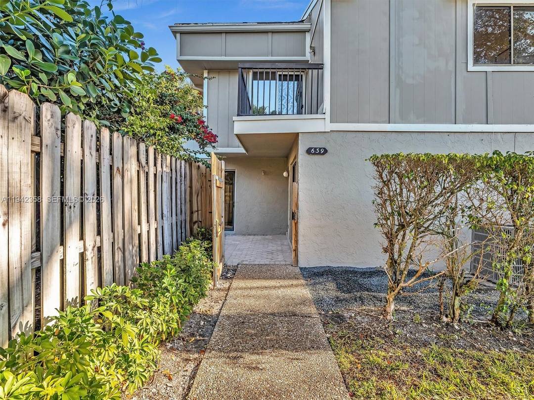 Welcome to this beautifully renovated 2 bedroom, 2 bathroom townhouse located in one of Plantation s most desirable neighborhoods.