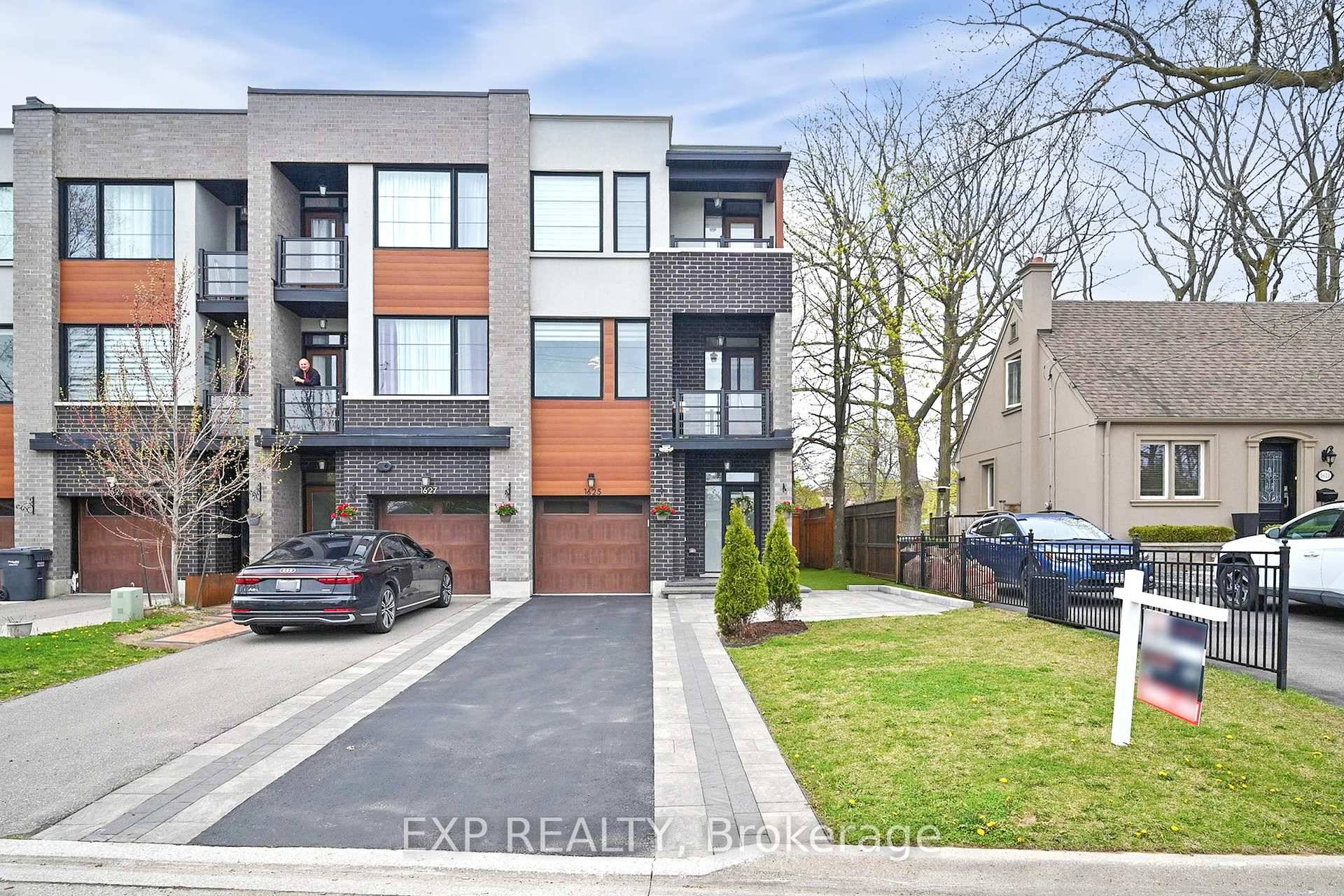Modern End Unit Townhouse !