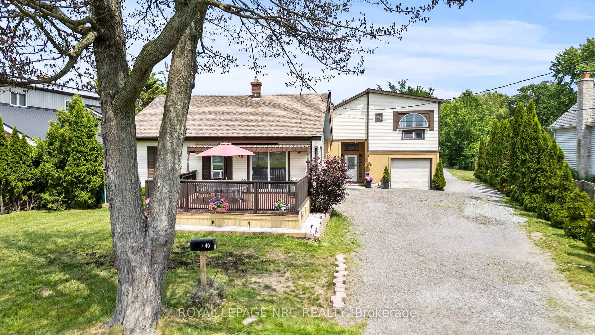 Welcome to 40 Kingsway, where the charm of country living meets unbeatable convenience !