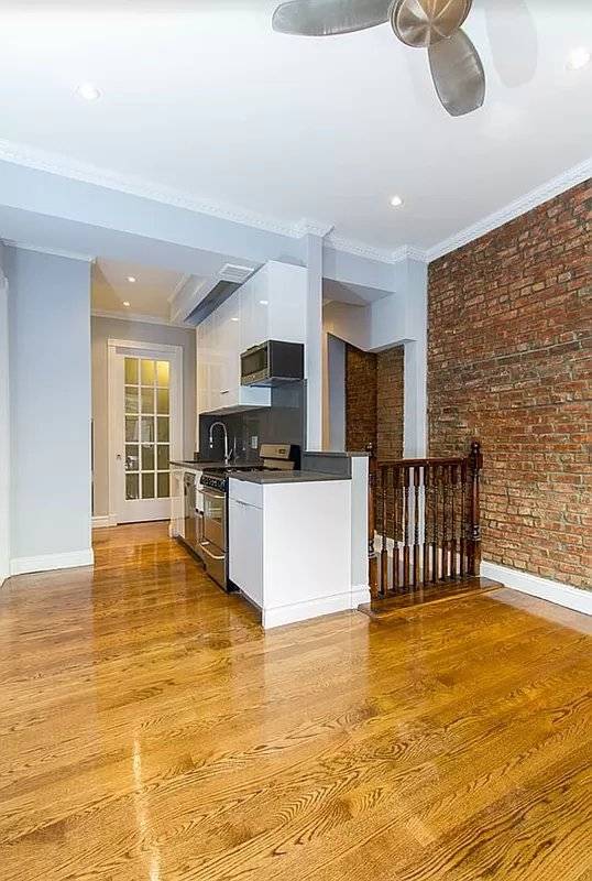 Renovated 5 bedroom duplex with HUGE private deck.