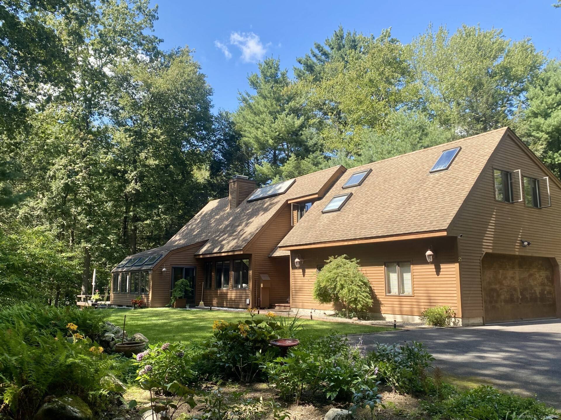 WELCOME TO 21 CHRISTMAS TREE HILL, CANTON, CONNECTICUT !
