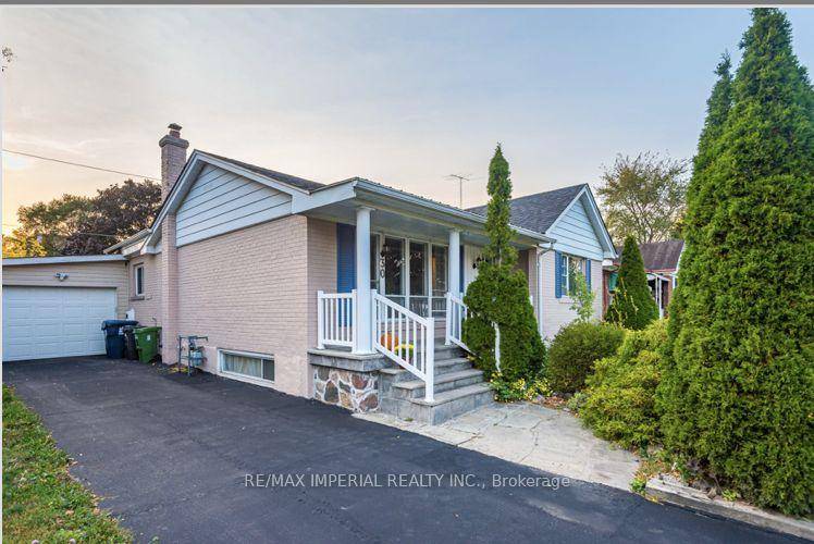 Beautifully updated bungalow in a highly desirable, family friendly neighbourhood !