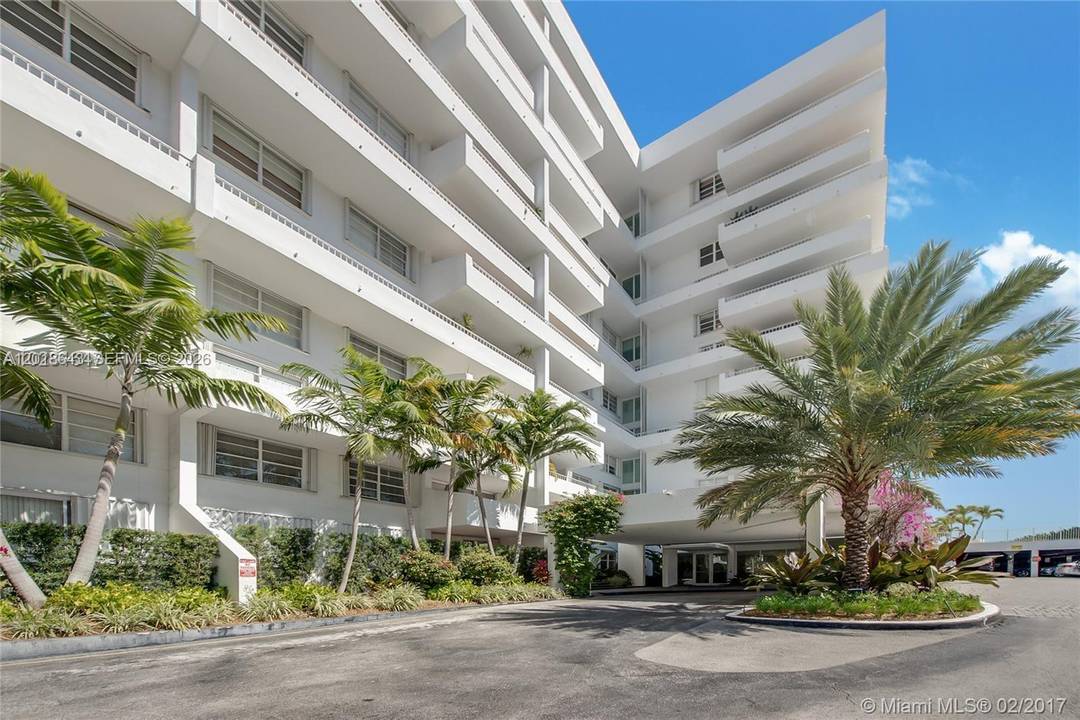 ENJOY THIS CHARMING UNIT LOCATED ON THE GROUND FLOOR, THIS UNIT OFFERS THE CONVENIENCE OF EASY ACCESS FROM THE BUIDING ENTRANCE.