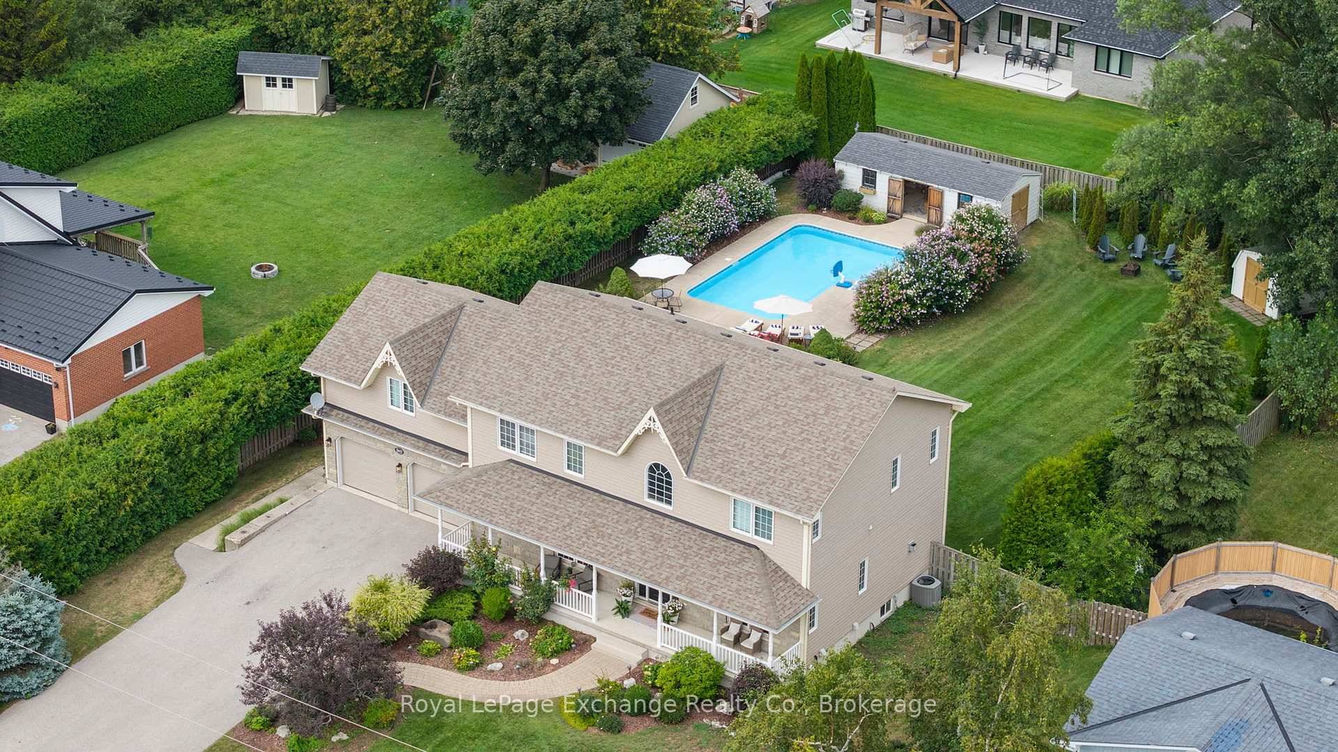 Welcome to 985 Heritage Drive, located in the prestigious Heritage Heights subdivision !