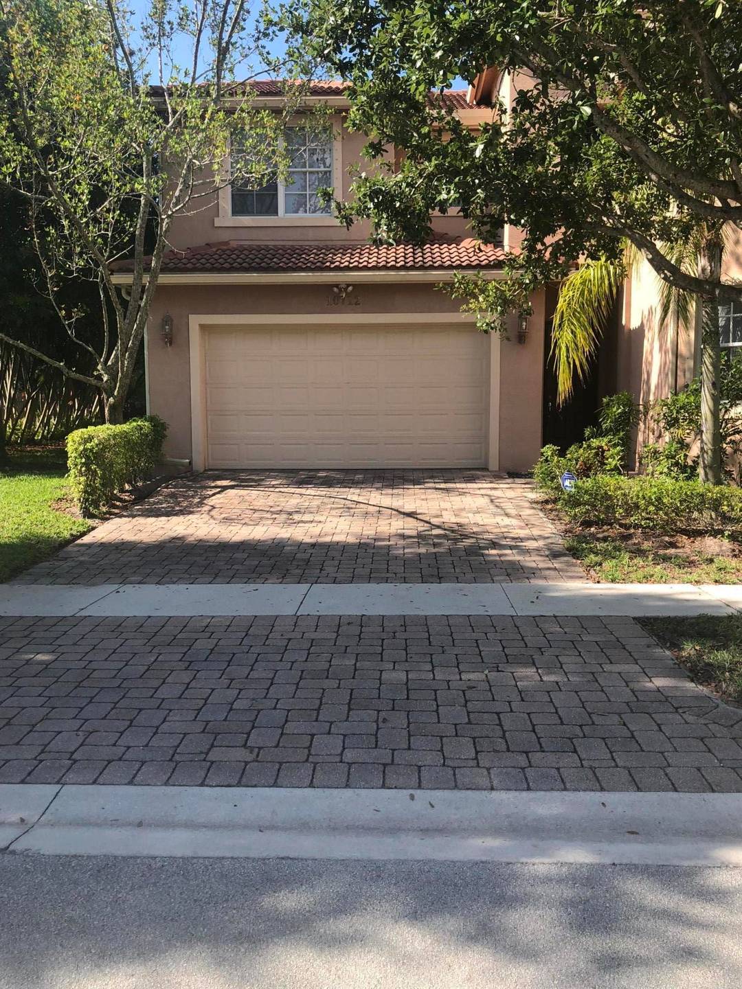 LIGHT AND BRIGHT MOVE IN READY 6 BEDROOM HOME IN WYNDSONG ESTATES IN BOYNTON BEACH.