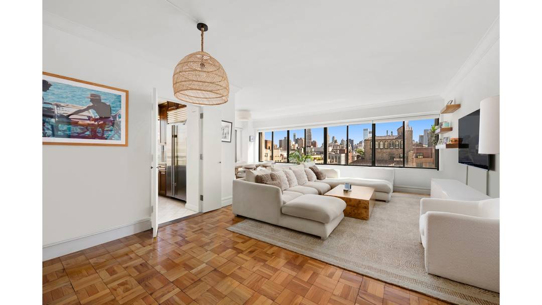 Positioned on the 18th floor, this approximately 1, 100 square foot residence boasts stunning southern and eastern exposures, offering sweeping views of Park Avenue and the Manhattan skyline through oversized ...