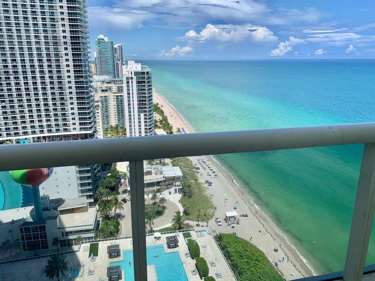 Beautiful condo directly on the beach in a 5 star resort complex in Hallandale Beach at the beach Club !
