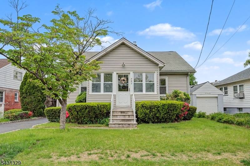 Lovely, well maintained 3 bedroom, 2.