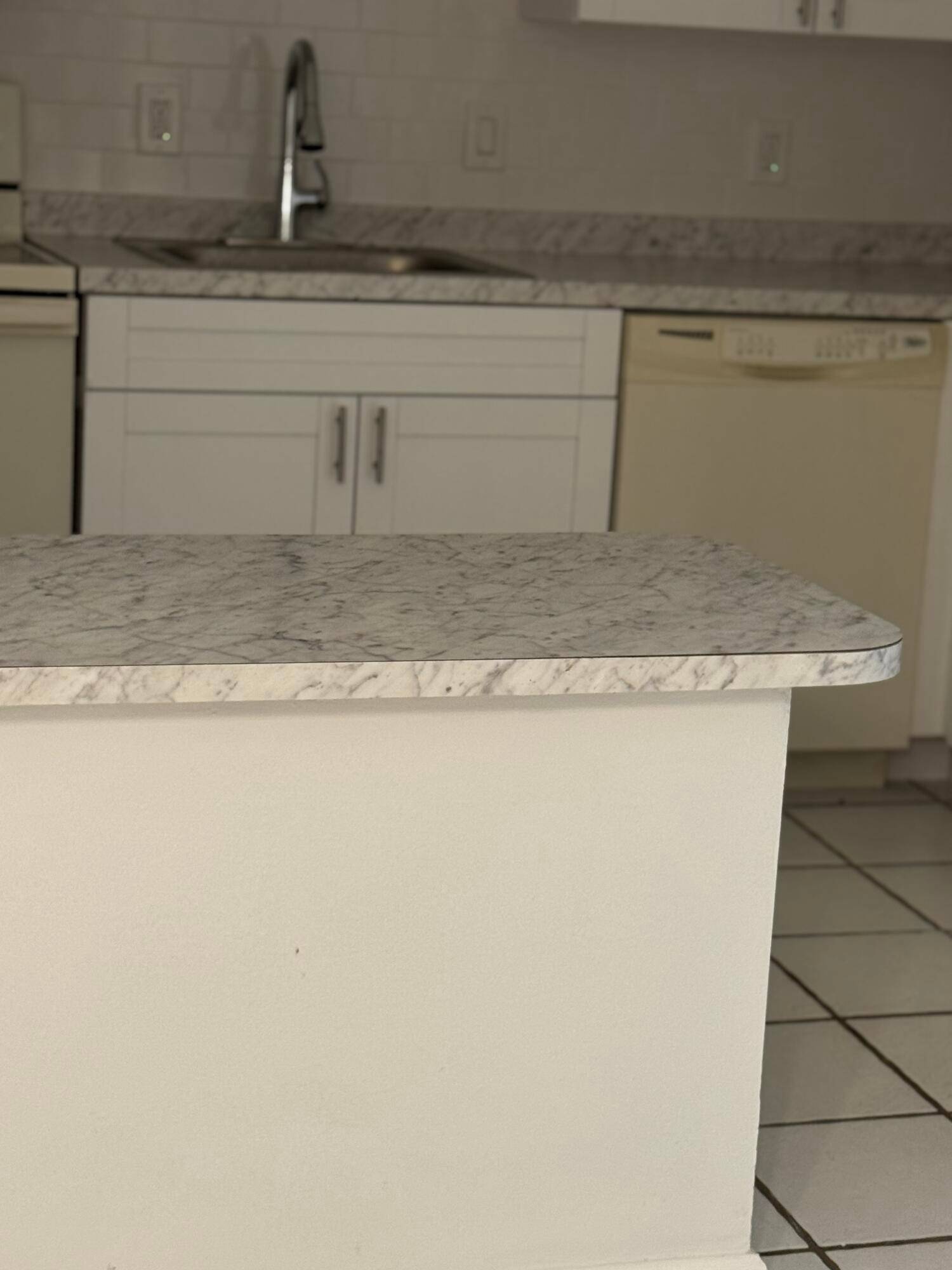 Great 1 1 1 condo on the 1st floor in the heart of Plantation.