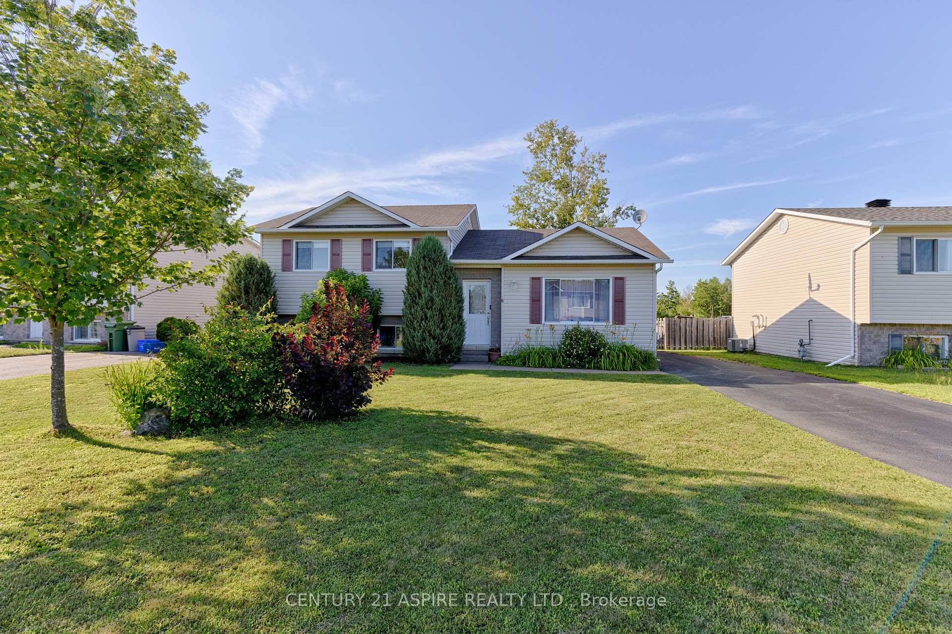 Welcome to this beautifully maintained, move in ready home in the heart of Petawawa !