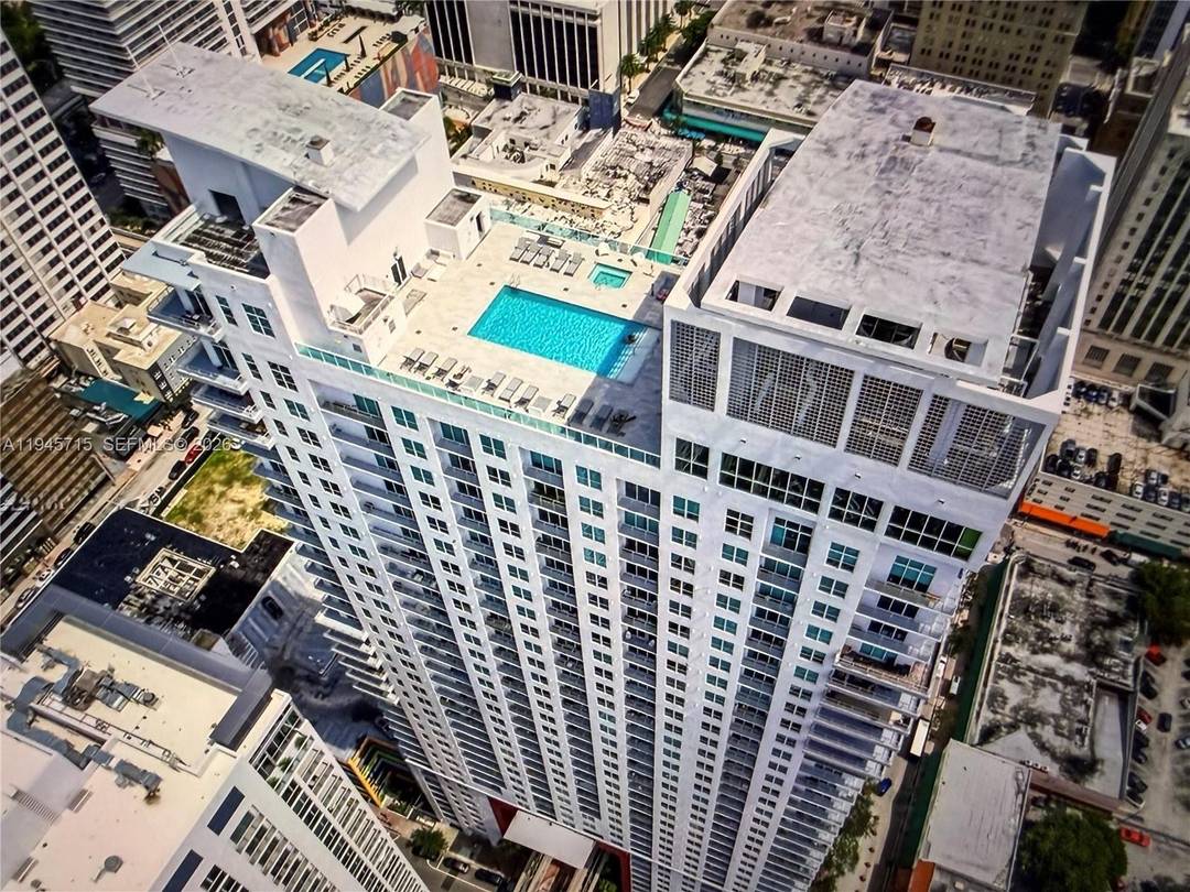 Excellent unit with stainless steel appliances.