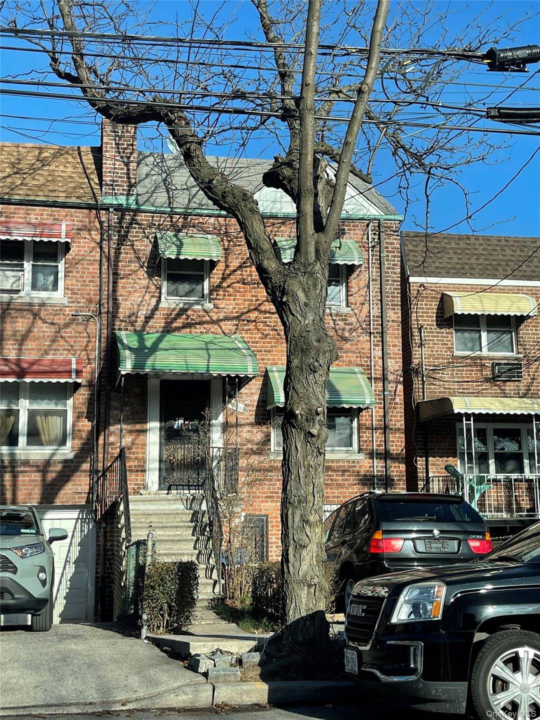 Investor's Dream Fixer Upper in the Heart of Bronx Opportunity knocks with this charming fixer upper located in the vibrant Bronx neighborhood.