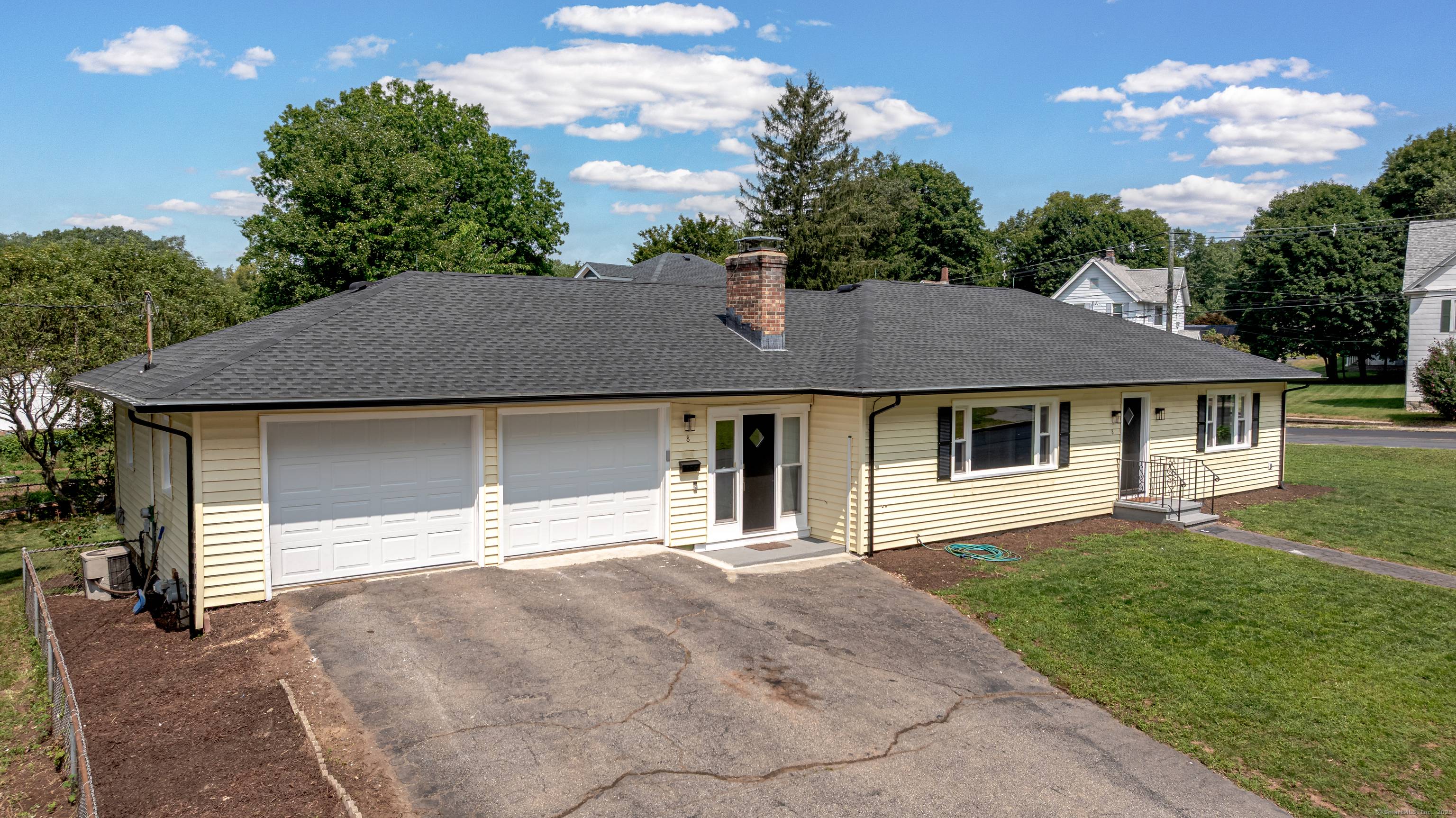 Welcome to this charming 1440 SF ranch located in the desirable Mill Plain neighborhood.