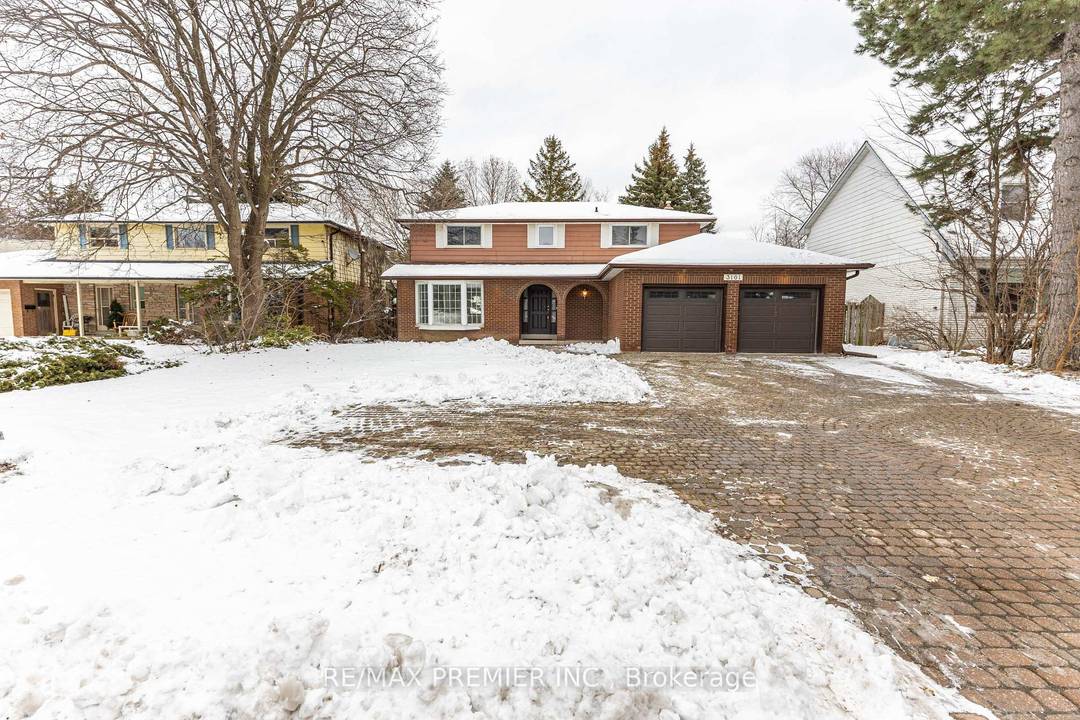 Large updated beautiful 2 storey 4 bedroom 4 washroom home located in the quiet peaceful area of Bayview Village !