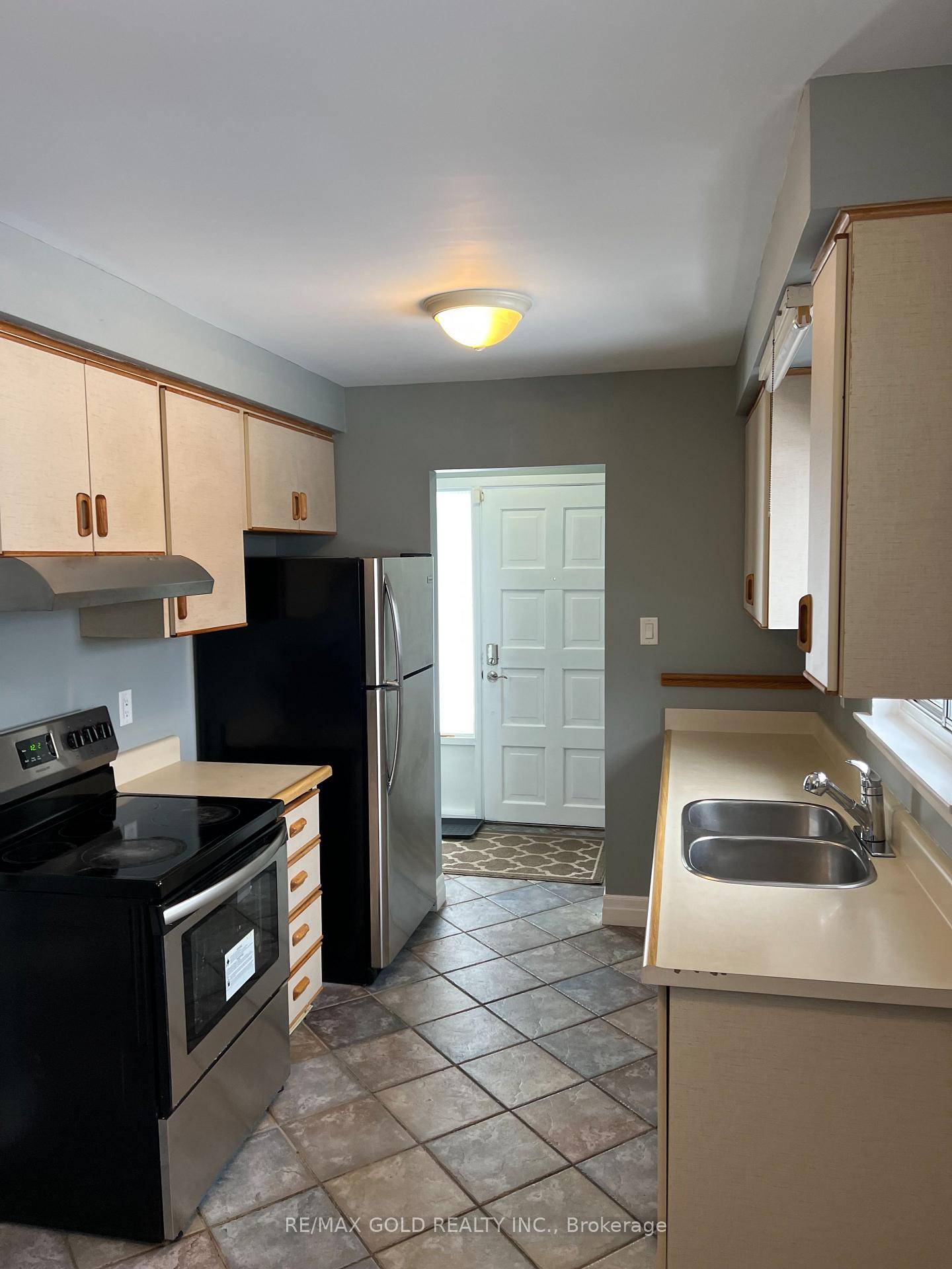 For Lease ! ! Beautiful, Spacious amp ; Sunlight Filled Detached Bungalow.