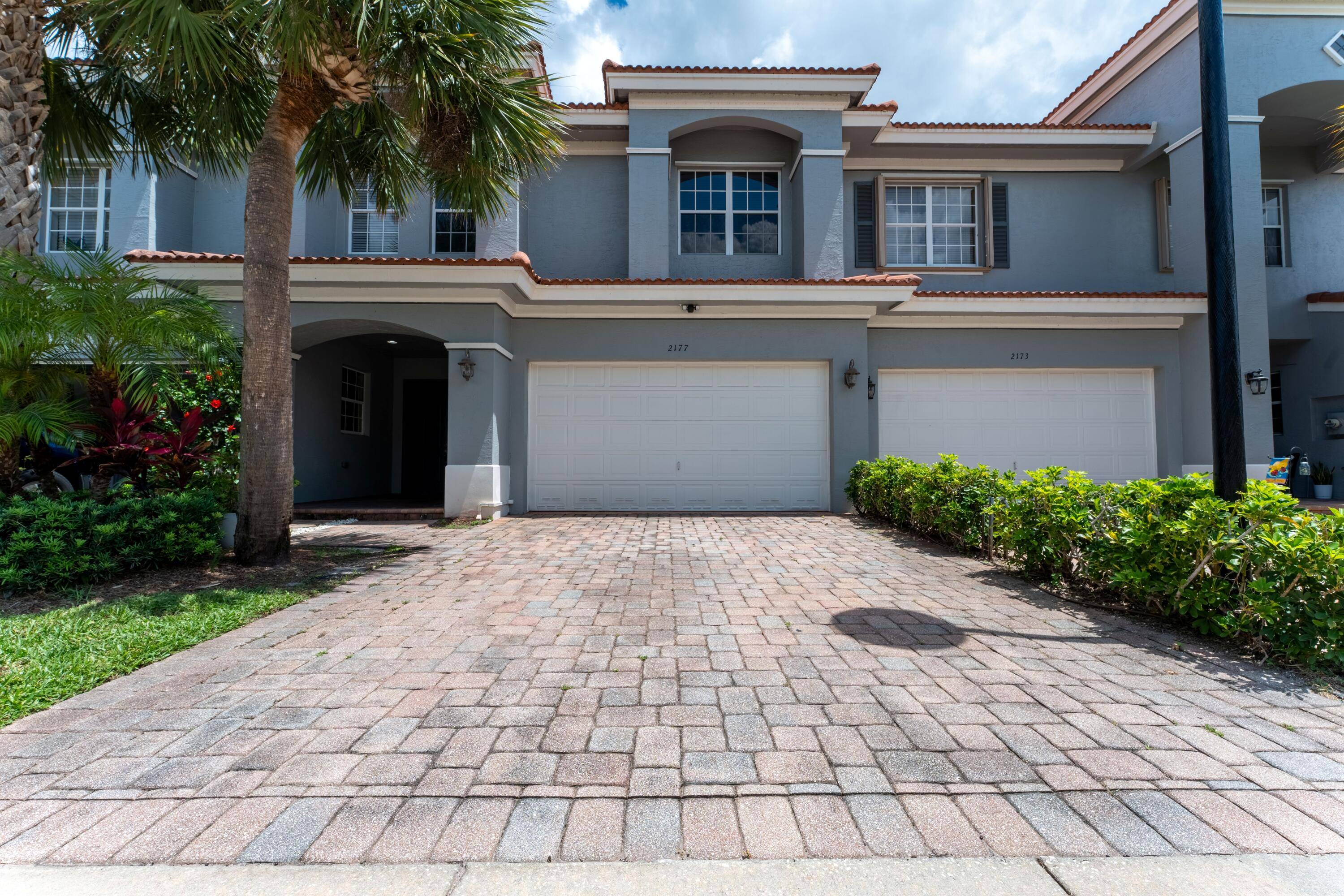 Welcome to this adorable and quiet townhouse, located in the desirable gated community of Newport Isles.