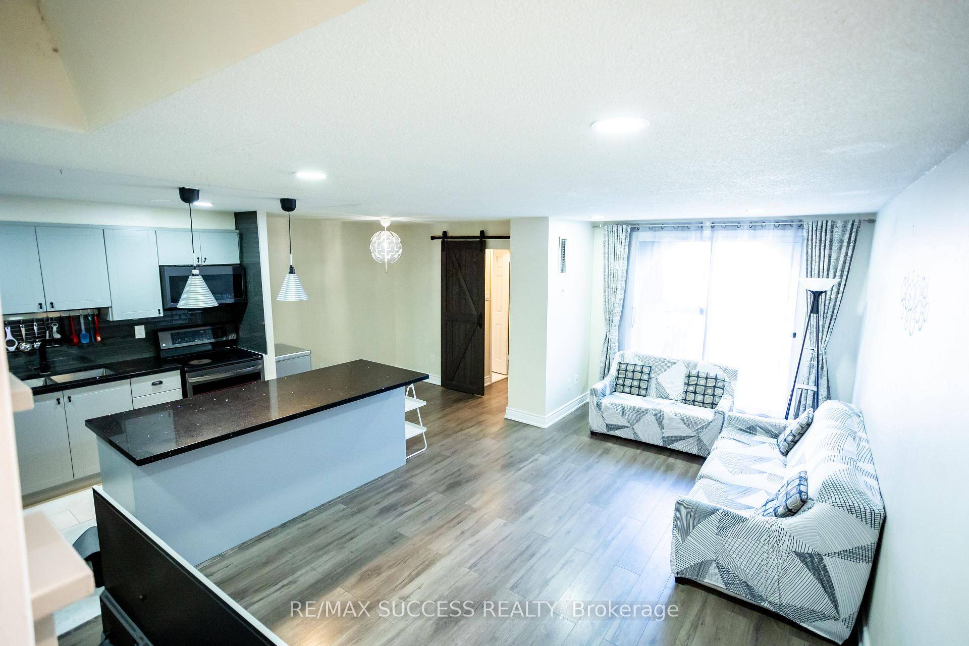 Stunning 3 Bedroom Condo in Prime Sheridan Location, A Rare Find !