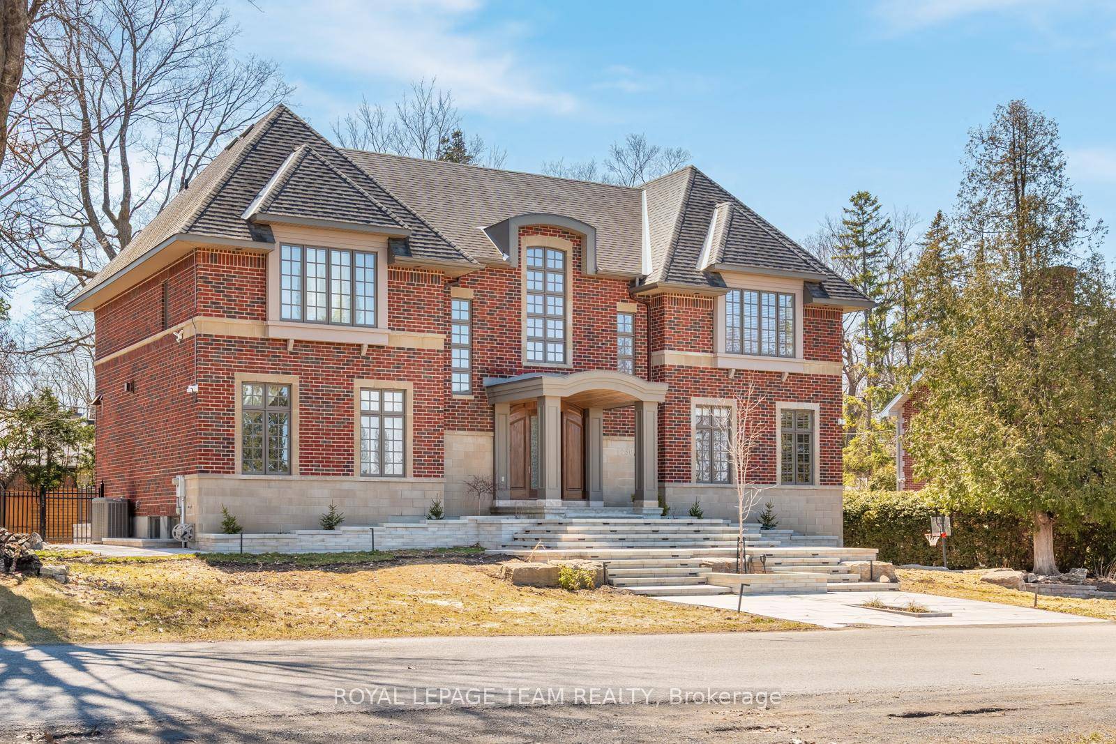 Situated in prestigious Rockcliffe Park, this stately home seamlessly blends classic architecture with modern sophistication.