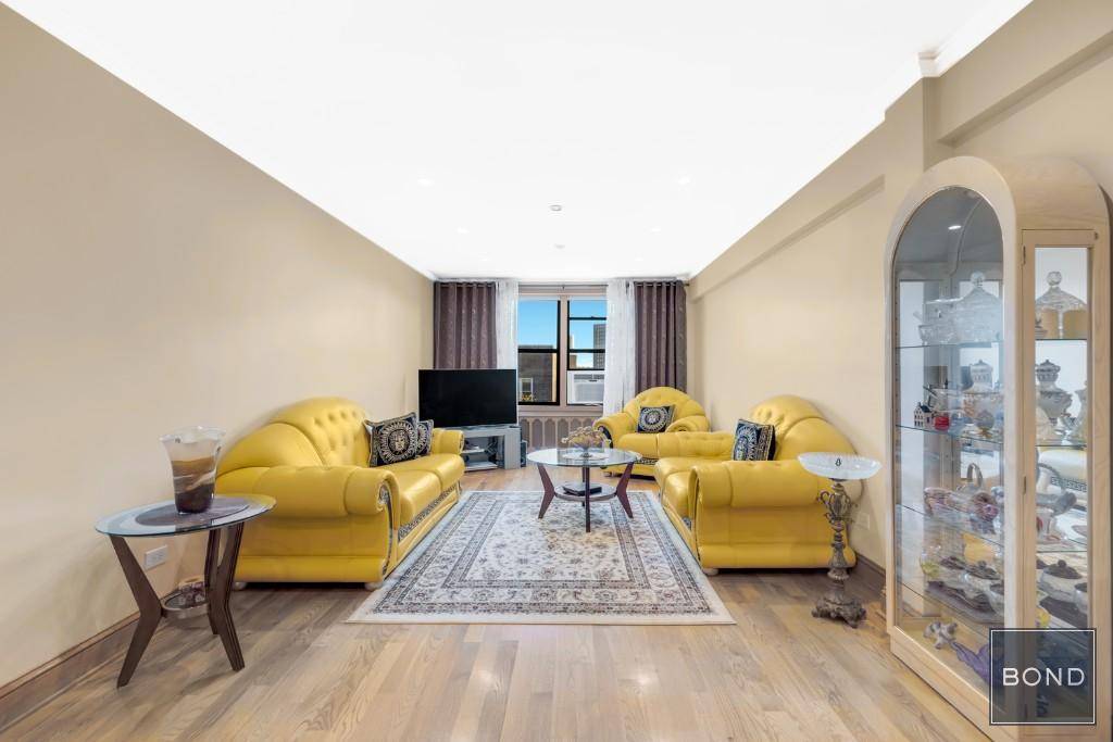 This beautiful and renovated true two bedrooms and one bathroom corner unit on the top floor features split bedrooms, oak hardwood floors, crown molding, windows in every room, recess lights, ...