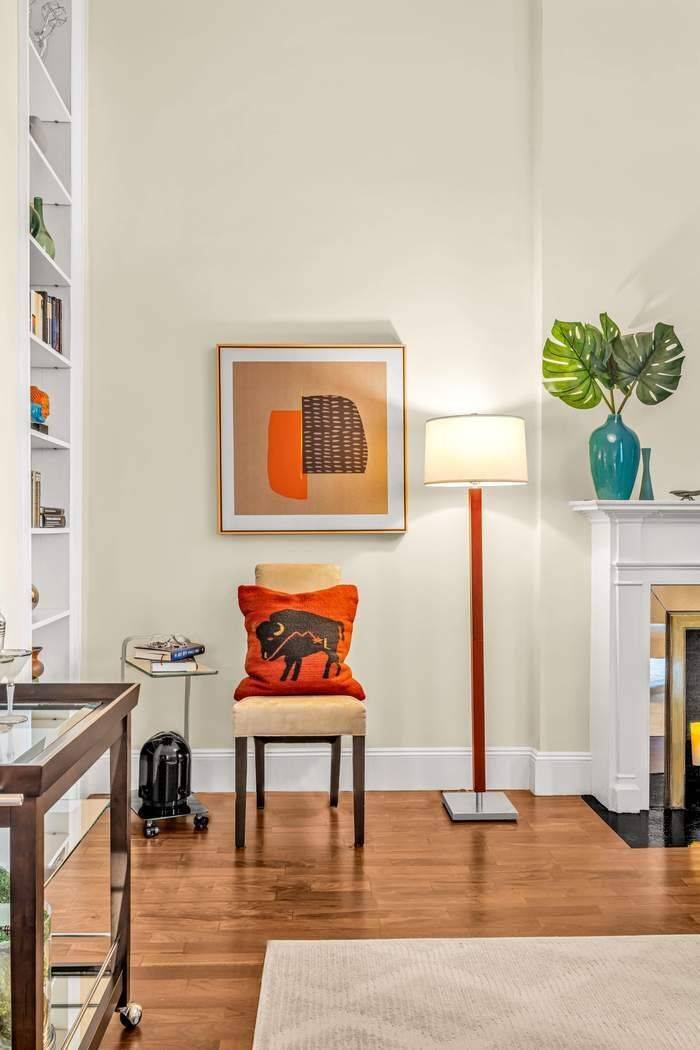 Elegant Pre War Studio Located just one and a half blocks from the Metropolitan Museum of Art and Central Park, this boutique cooperative offers the refinement of a bygone era ...