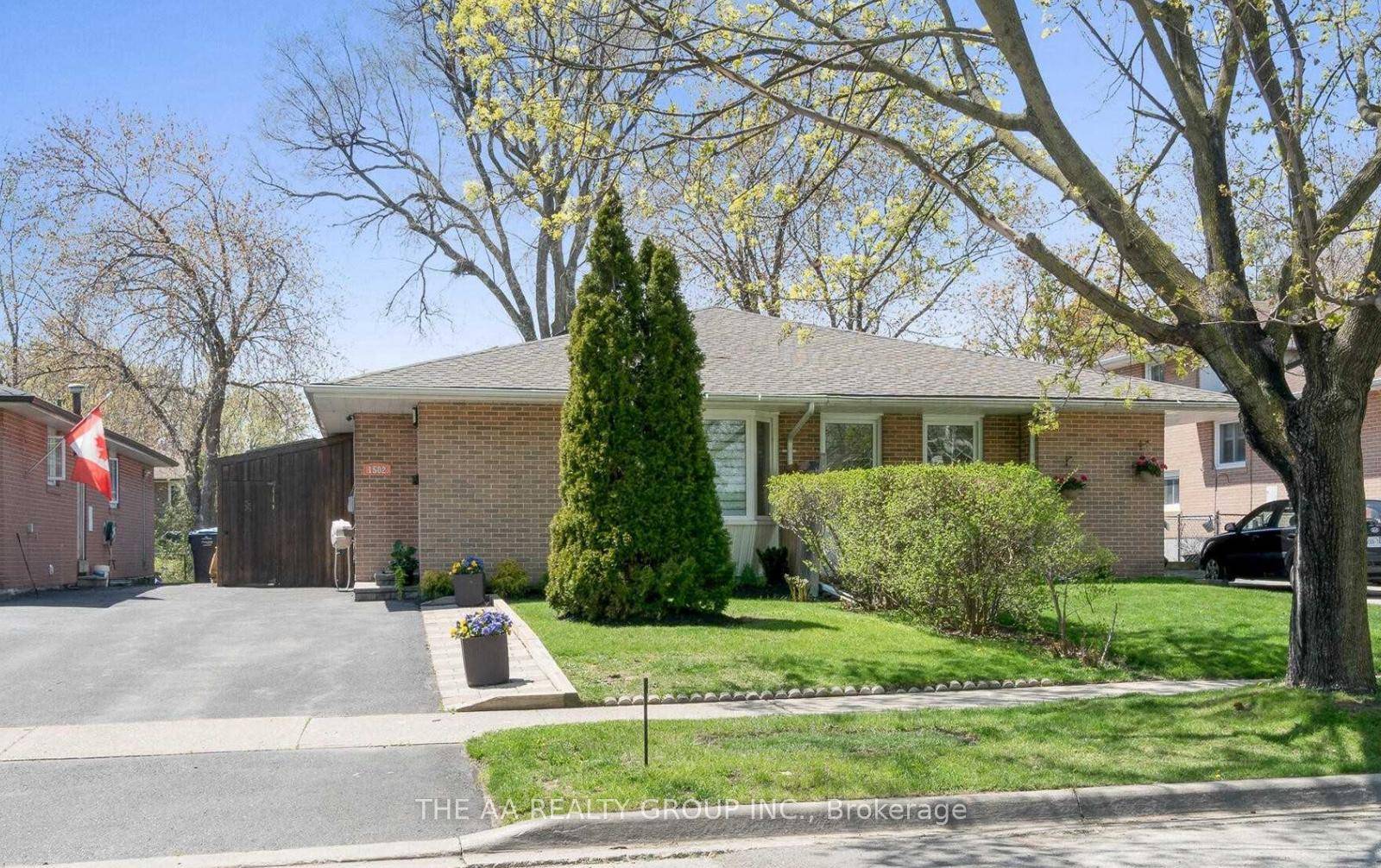 Beautiful Bungalow on a Family Friendly neighbourhood, close to all amenities !