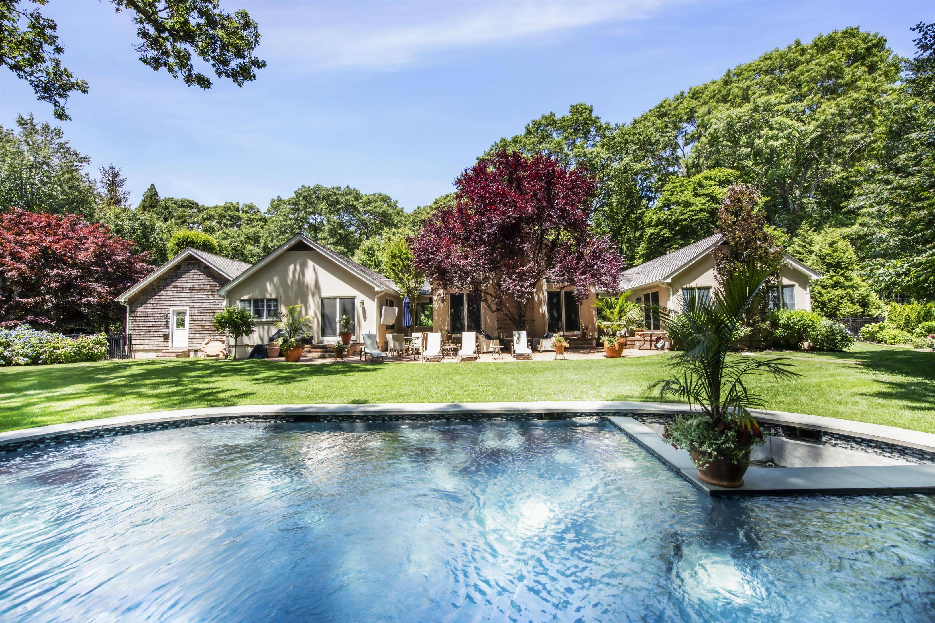 PRIME LOCATION BRIDGEHAMPTON-NEW TO MARKET