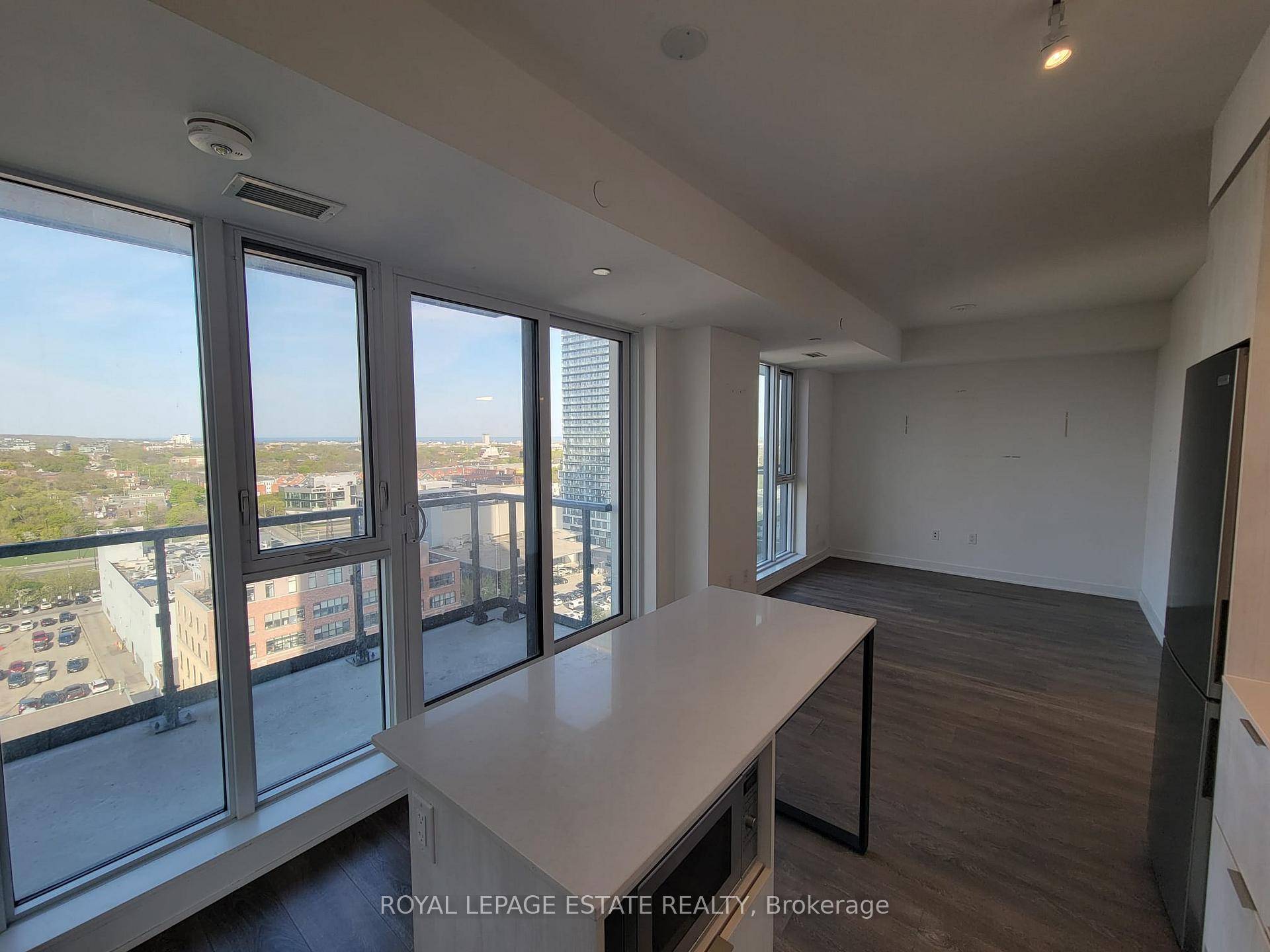 Step into stylish urban living with this bright and modern 1 1 bedroom condo in the heart of Toronto's dynamic Regent Park neighbourhood.