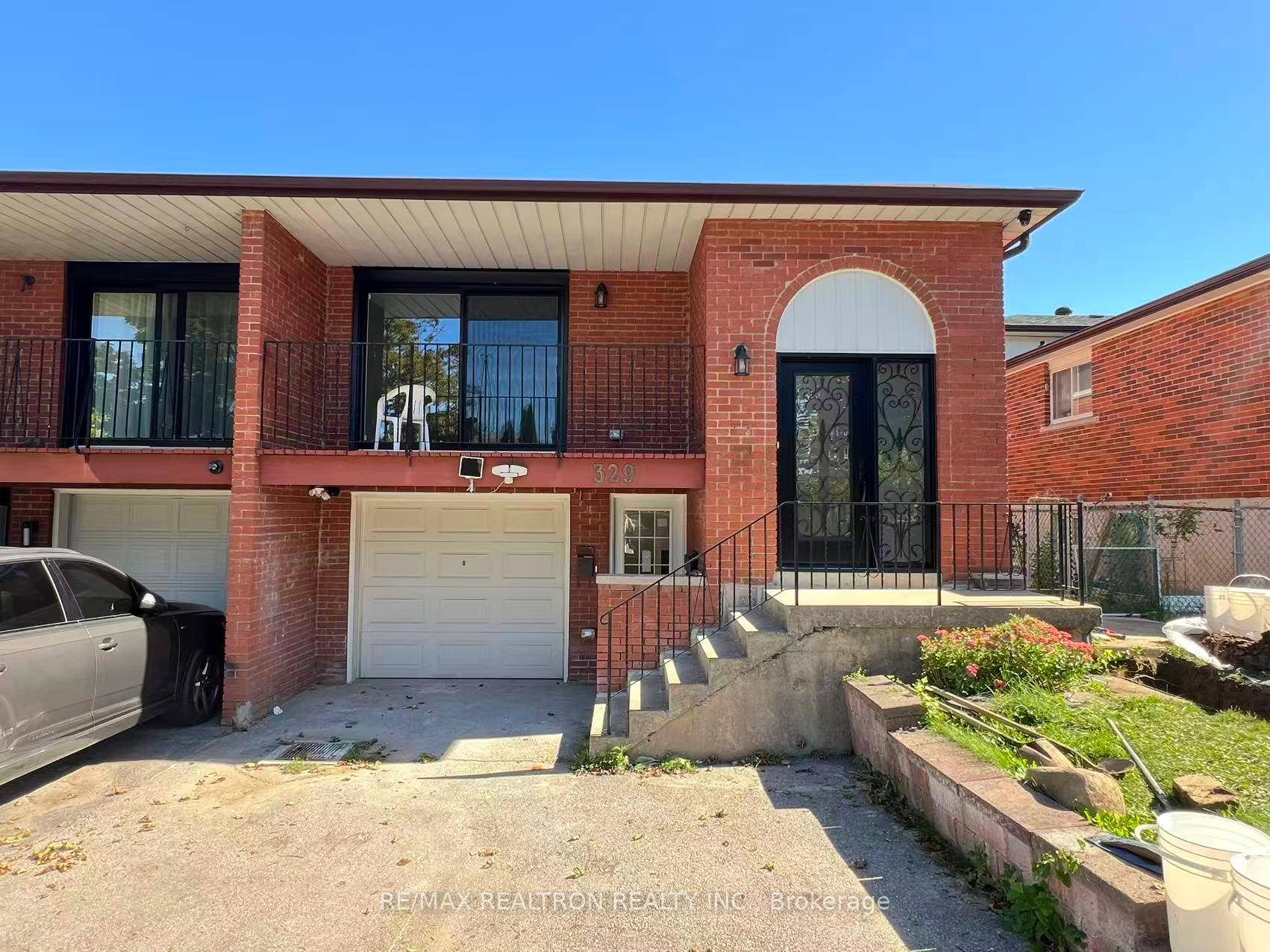 Rarely Offered Newly Renovated Beautiful amp ; Spacious LEAGL Main Floor Unit In A Gorgeous Semi Backsplit 5 Home.