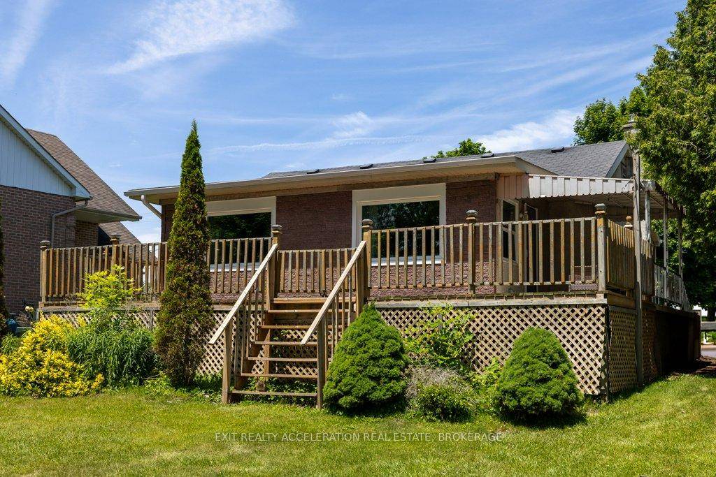 Welcome to your dream waterfront escape !