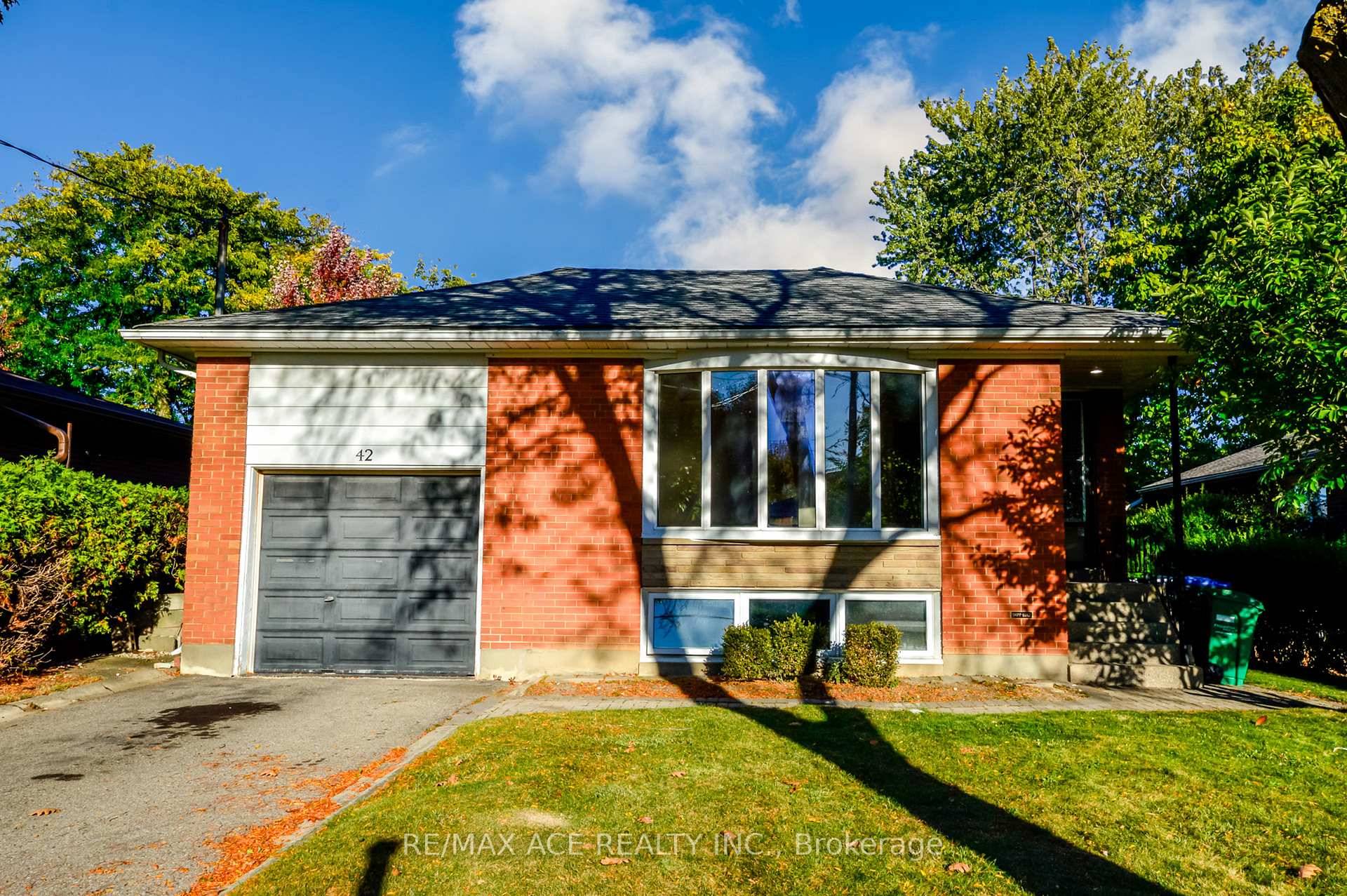 Huge 50' X 140' In Heart Of Streetsville !