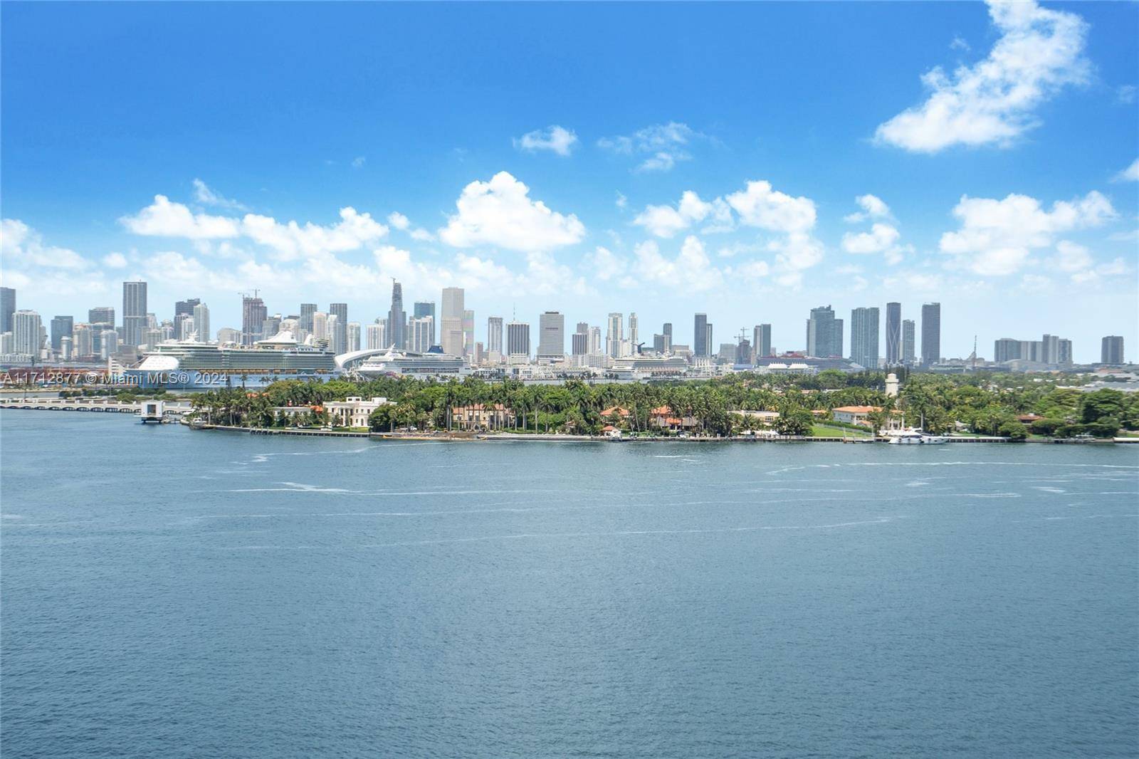 Stunning Views 1 bedroom, 1 bath condo located in the heart of South Beach.