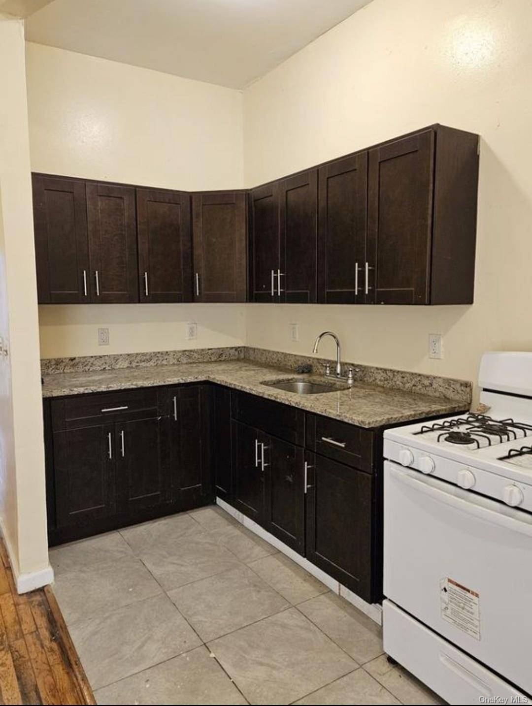Beautiful 3bd 2ba apartment located on the 2nd floor of a 3 family house.