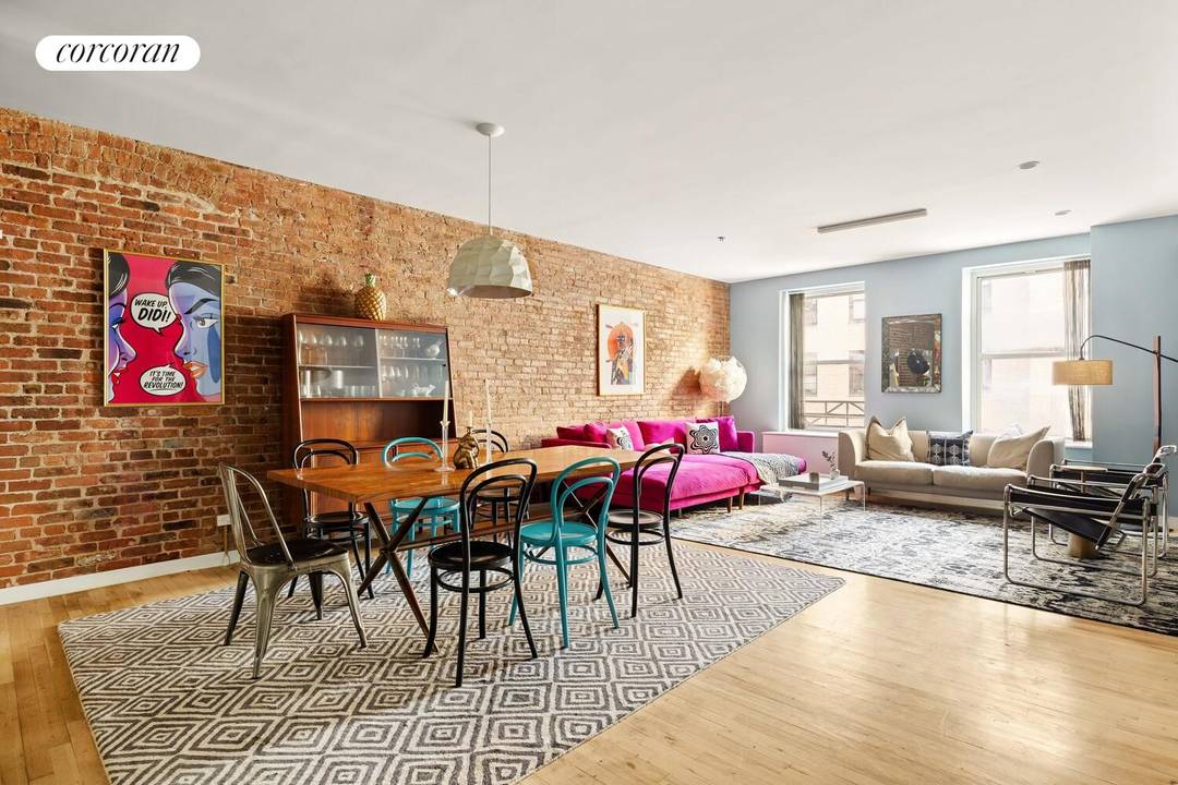 PINEAPPLE STREET PERFECTION The first showings will be held at the OPEN HOUSE on Sunday, March 29th from 12 30pm 2 00pm.