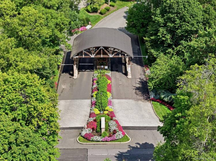 Explore 42 Country Club Drive, an exceptional residence located within the prestigious and highly desirable The Hamlet gated community in Jericho.