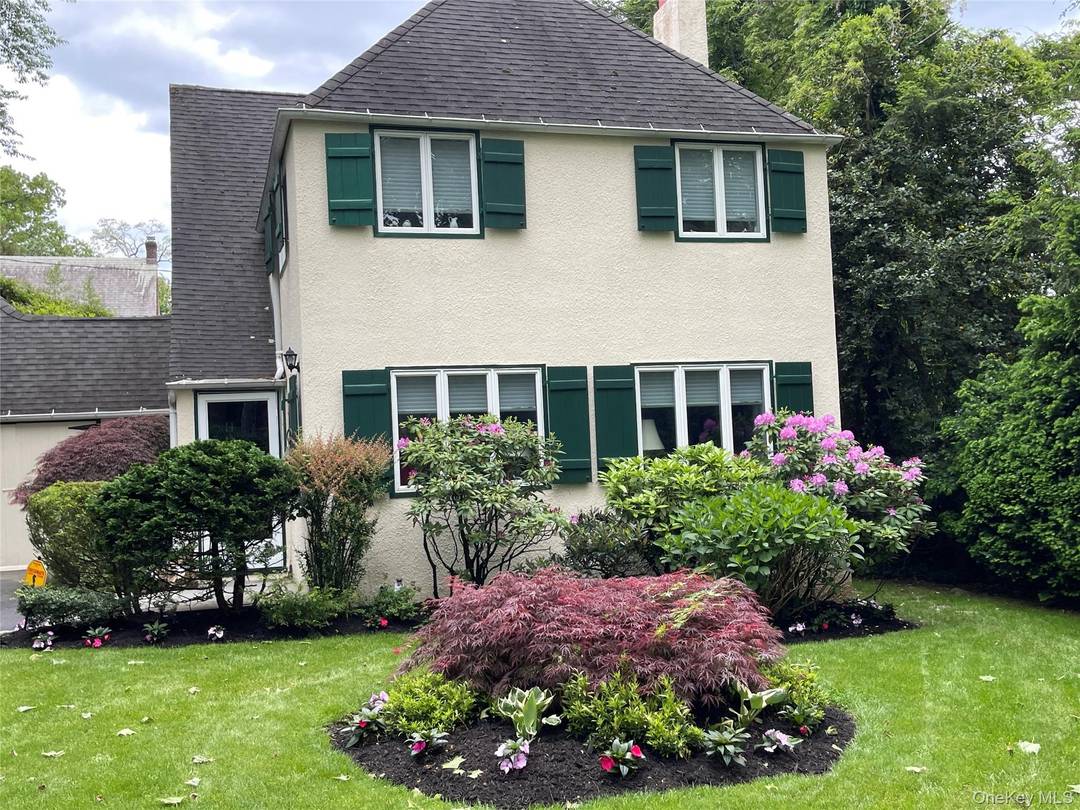 Prime Location ! Stunning sunny home for rent in the heart of Great Neck.