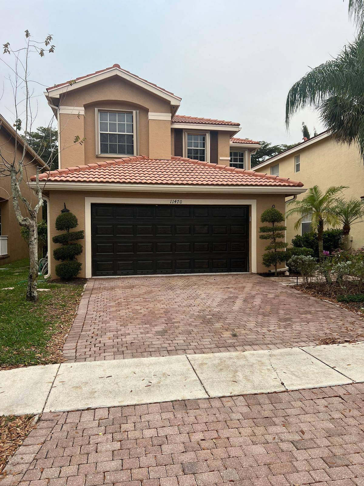Welcome to this stunning 5 bed, 3 bath, 2 cars garage home sweet home, located in the beautiful and desired community of Nautica Lakes in the heart of Royal Palm ...