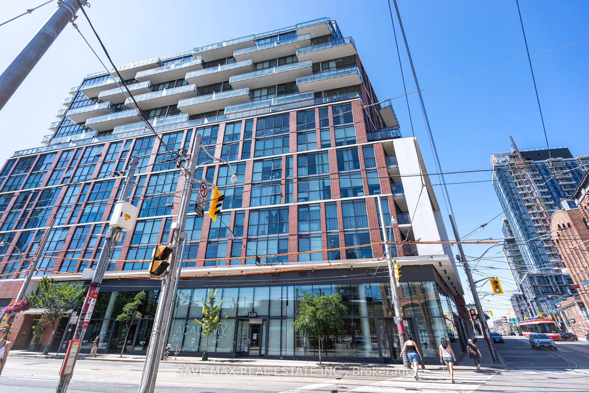 Unobstructed Views, 9Ft Exposed Concrete Ceilings, Quartz Countertops, Gas Range, And Floor To Ceiling Windows.