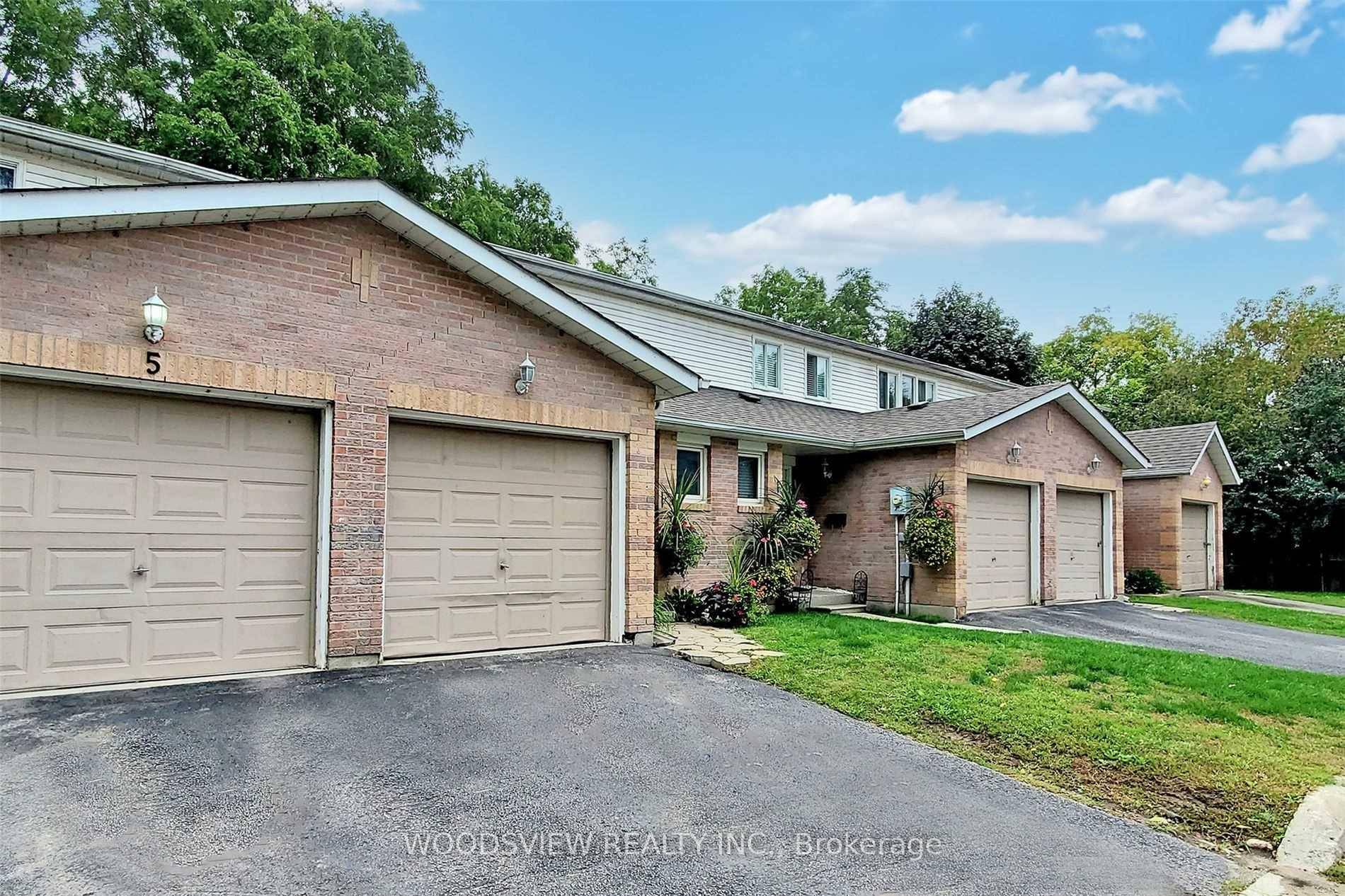 Well Maintained, Newly Renovated, Very Spacious 3 Bedroom Townhouse In High Demand Keswick Area.