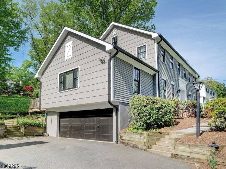 Move right in to this spacious Colonial home in the fantastic Springbrook neighborhood !