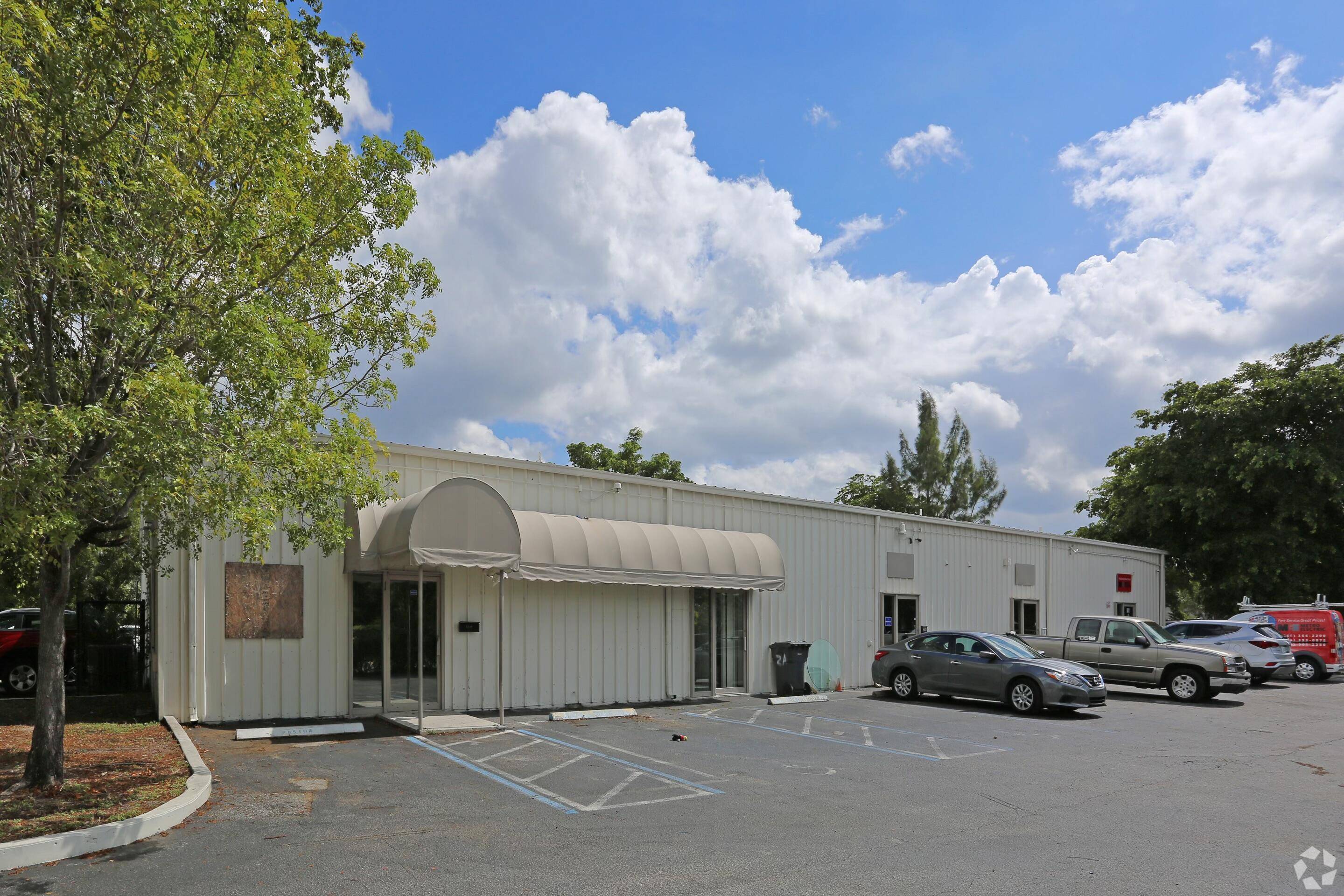 Prime industrial retail or office center in the heart of WPB, in between I95 and TurnpikeGross rent 210, 000NOI 180, 000Unbranded Virtual Tour https www.