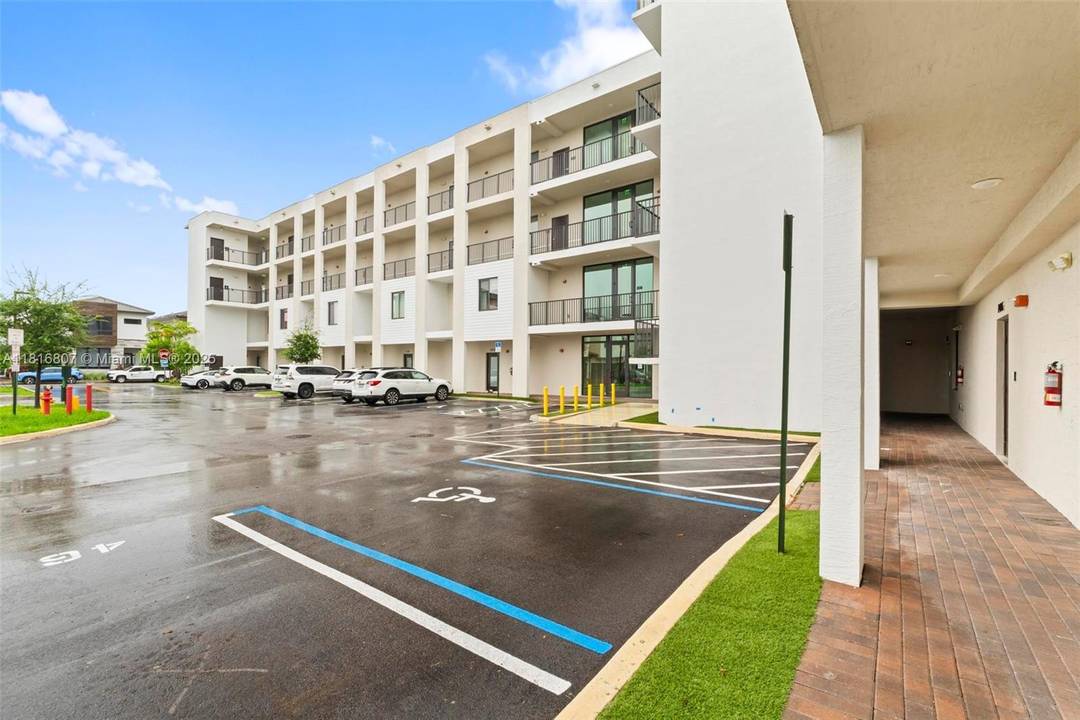 Modern and move in ready 3BR 2BA condo located on the ground floor of the desirable Downtown Doral area.