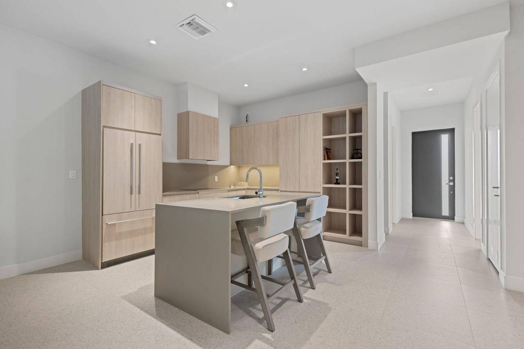 WEST END Condo New-Providence