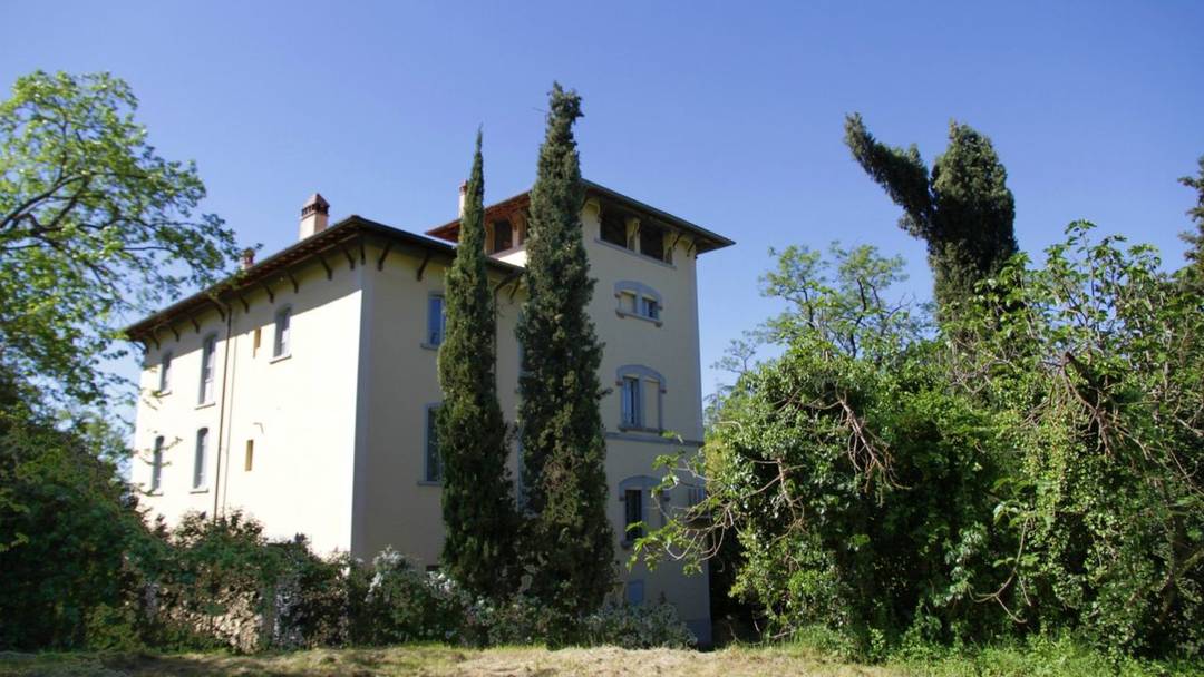Early 20th century Art Nouveau villa with original finishes, terracotta floors and wall paintings for sale in Arezzo, Tuscany.
