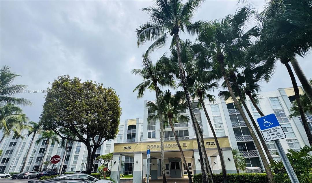 SPACIOUS 3 BEDROOMS AND TWO BATHROOMS LOCATED IN A HIGHLY DESIRABLE AREA.